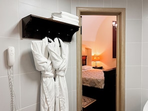 Suíte conforto, 1 quarto | Banheiro | Produtos de toalete grátis, secador de cabelo, chinelos
