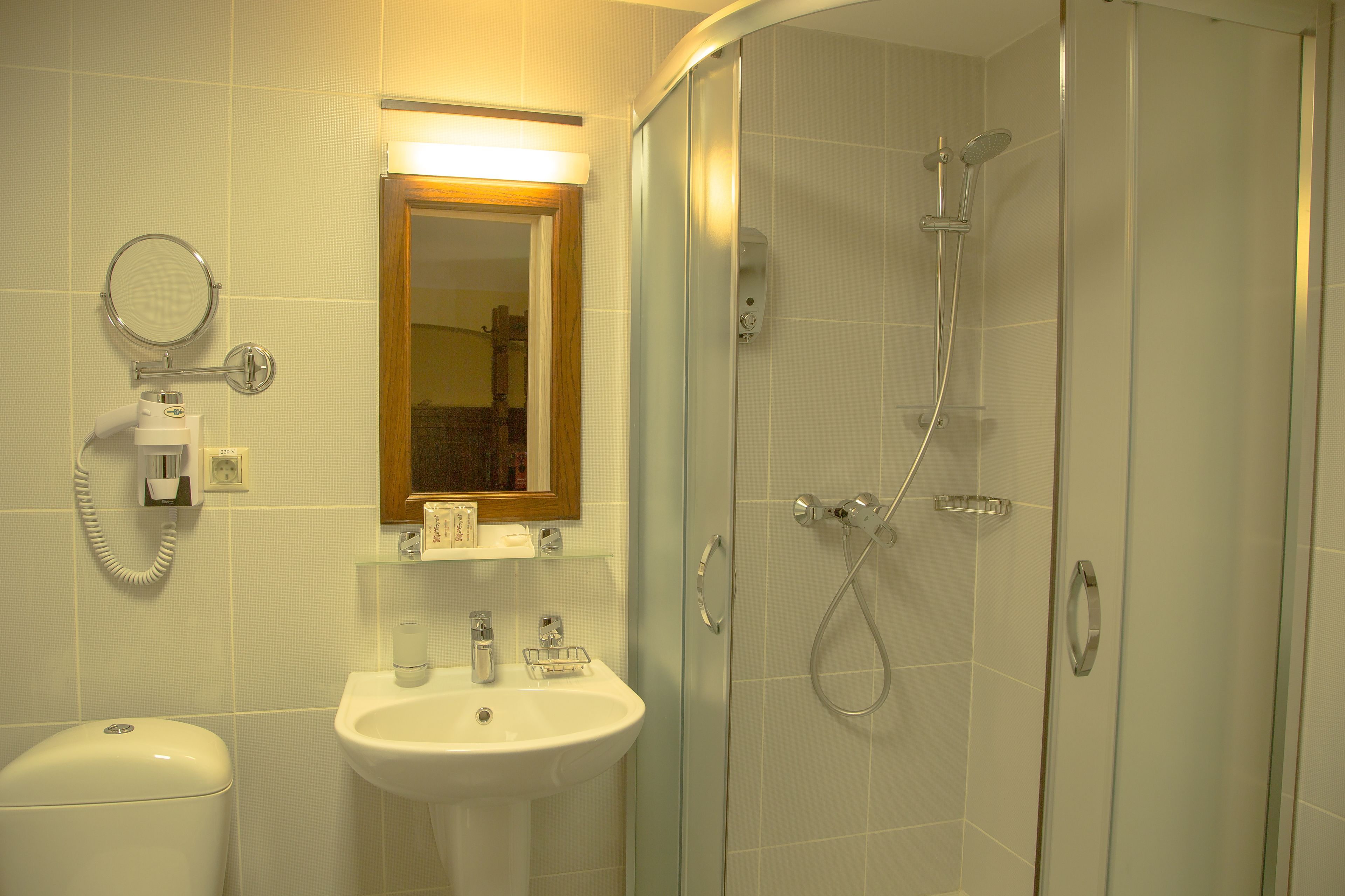 standard single room | bathroom | free toiletries, hair dryer, slippers, towels