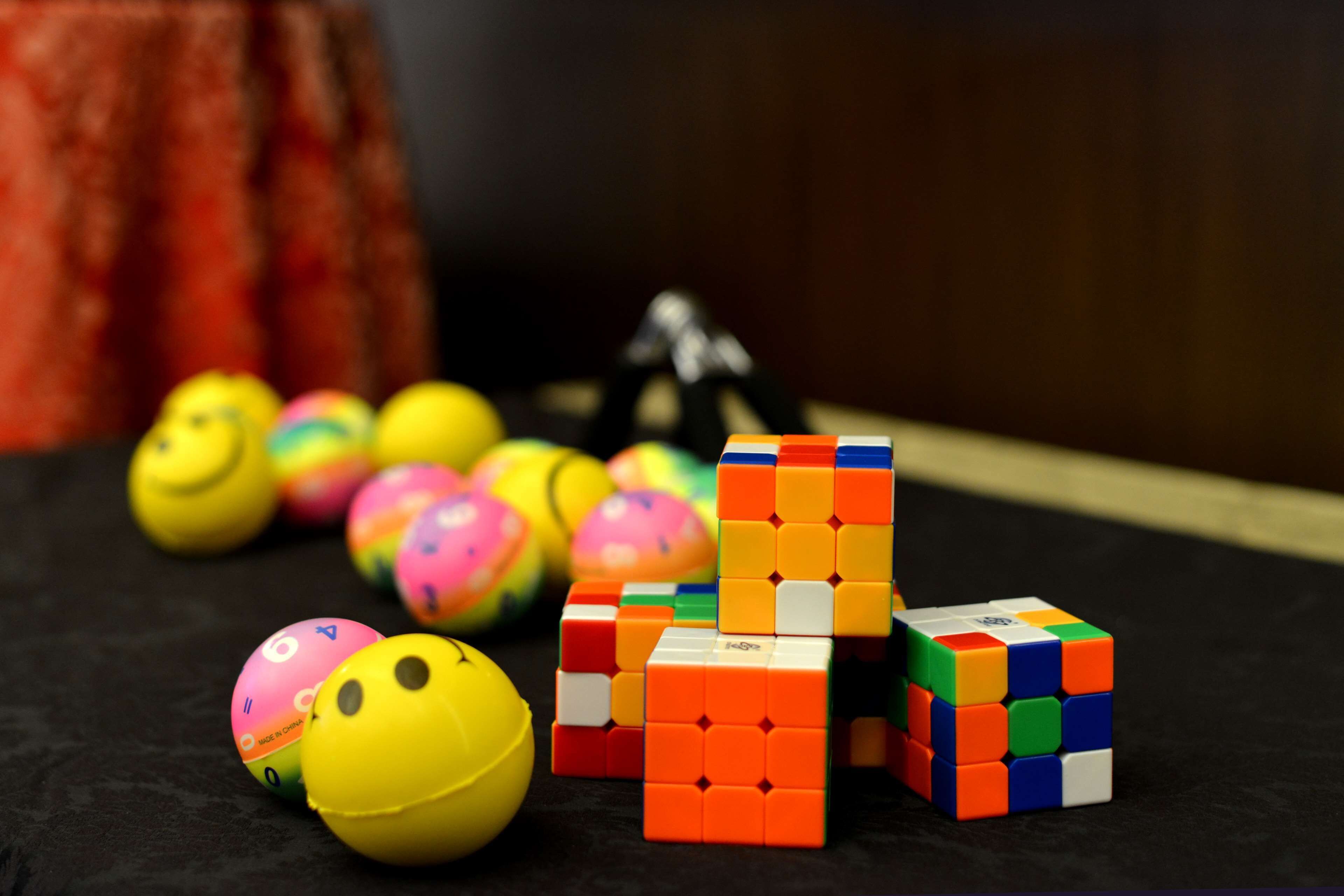 Un Rubik's Cube et des balles colorées sur une table.