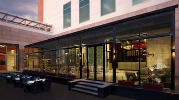 3 間餐廳;供應早餐、午餐、晚餐;多國菜