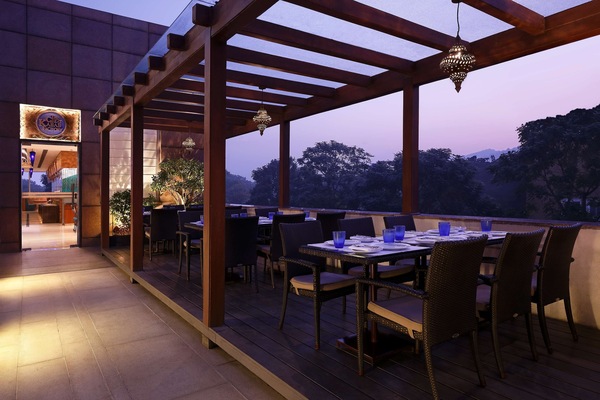 3 restaurants; breakfast, lunch, dinner, and brunch served