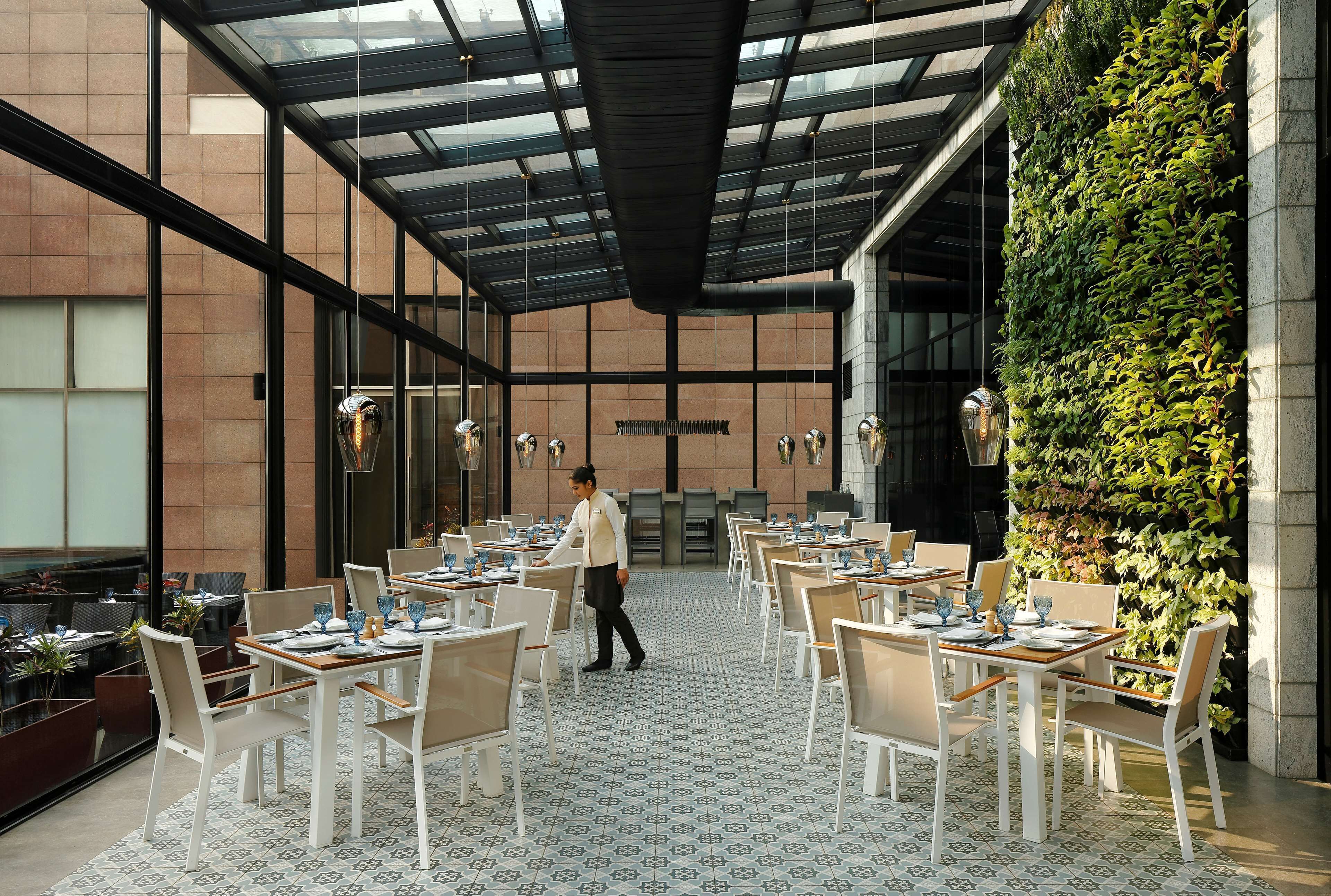 3 ห้องอาหาร, บริการอาหารเช้า อาหารกลางวัน อาหารเย็น, อาหารนานาชาติ