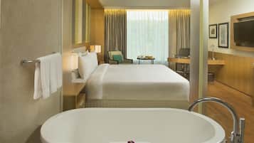 Deluxe Room | Bathroom | Shower, rainfall showerhead, free toiletries, hair dryer