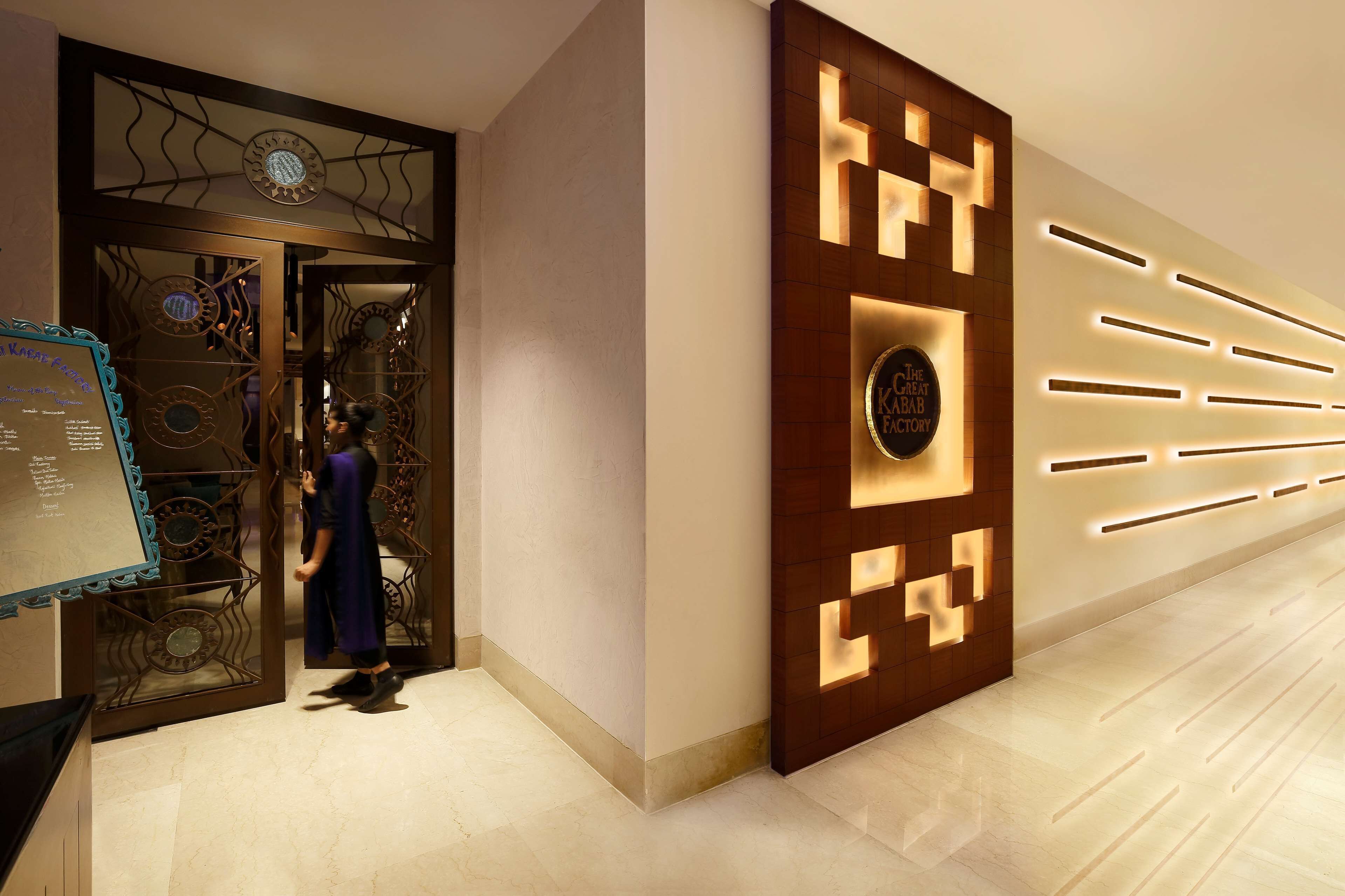 3 restaurants, breakfast, lunch, dinner served; international cuisine