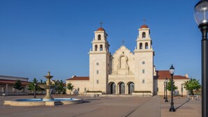 A large church with two towers and a central dome, surrounded by a plaza with a fountain and street lamps. - Holiday Inn Express & Suites Oklahoma City Mid - Arpt Area by IHG (Oklahoma City)