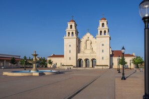 A large church with two towers and a central dome, surrounded by a plaza with a fountain and street lamps. - Holiday Inn Express & Suites Oklahoma City Mid - Arpt Area by IHG (Oklahoma City)