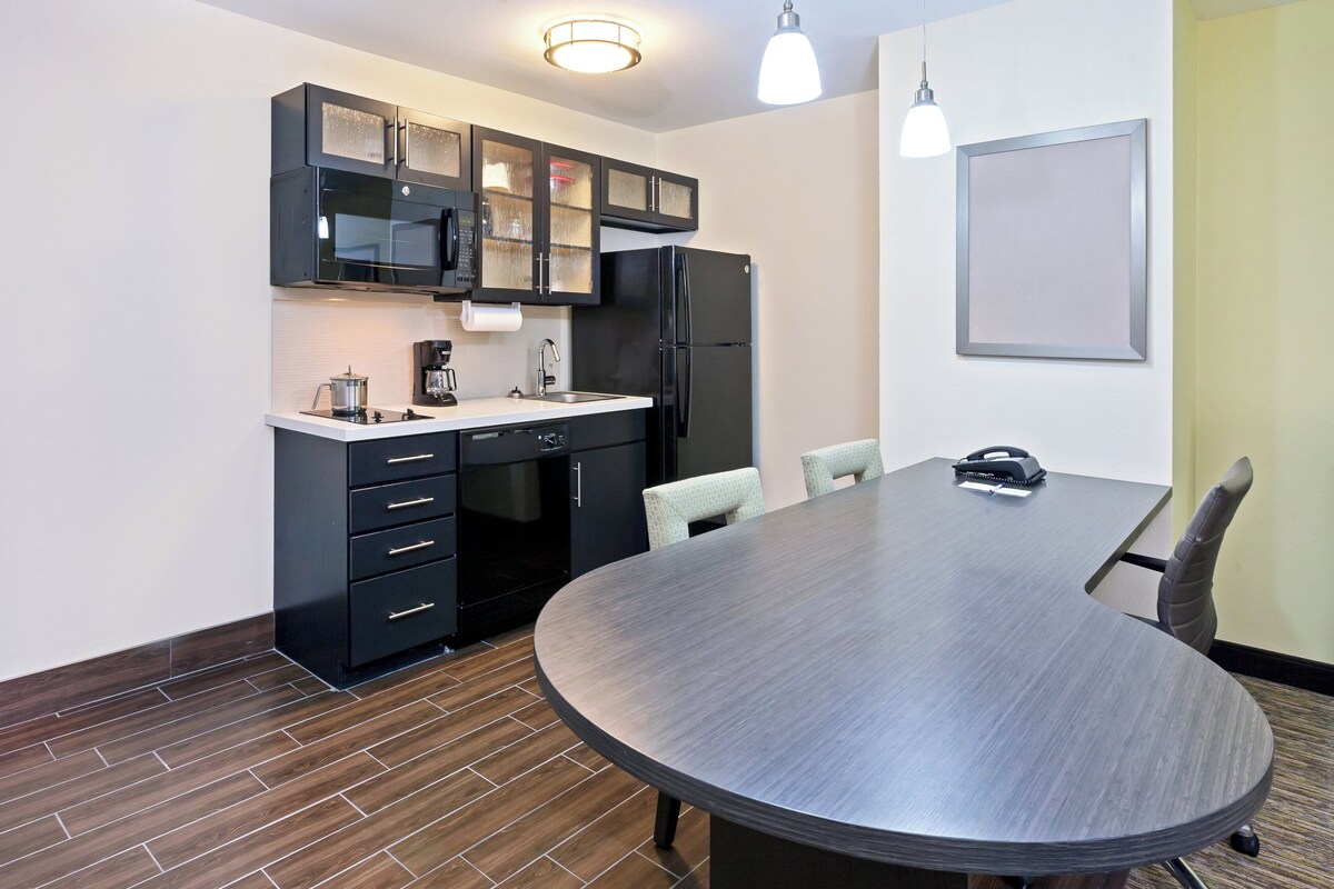 Suite, 1 slaapkamer, toegankelijk voor mindervaliden (1 King, Comm, Tub) | Een bureau, een laptopwerkplek, een strijkplank/strijkijzer, gratis wifi