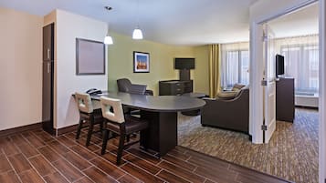 Suite, 1 Schlafzimmer, barrierefrei (1 Queen, Comm) | Schreibtisch, laptopgeeigneter Arbeitsplatz, Bügeleisen/Bügelbrett