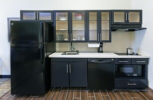 Escritorio y espacio para trabajar con laptop 