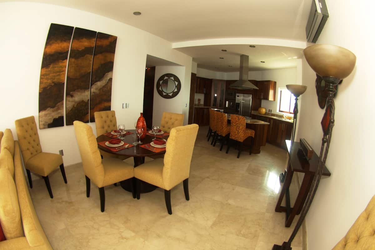 panoramic studio, 1 king bed | living room | 40-inch flat-screen tv with satellite channels, tv
