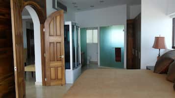 Chuveiro, produtos de toalete grátis, secador de cabelo