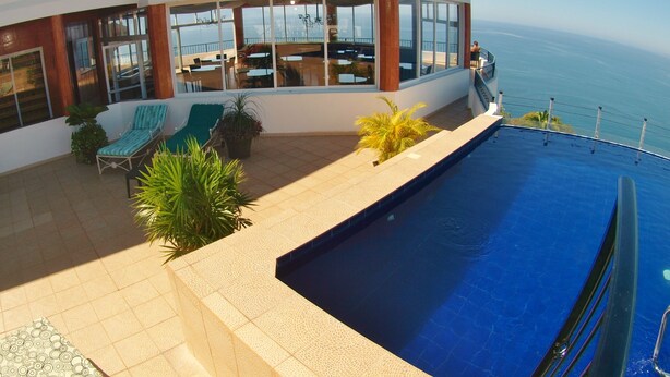 Piscina a l'aire lliure i para-sols 