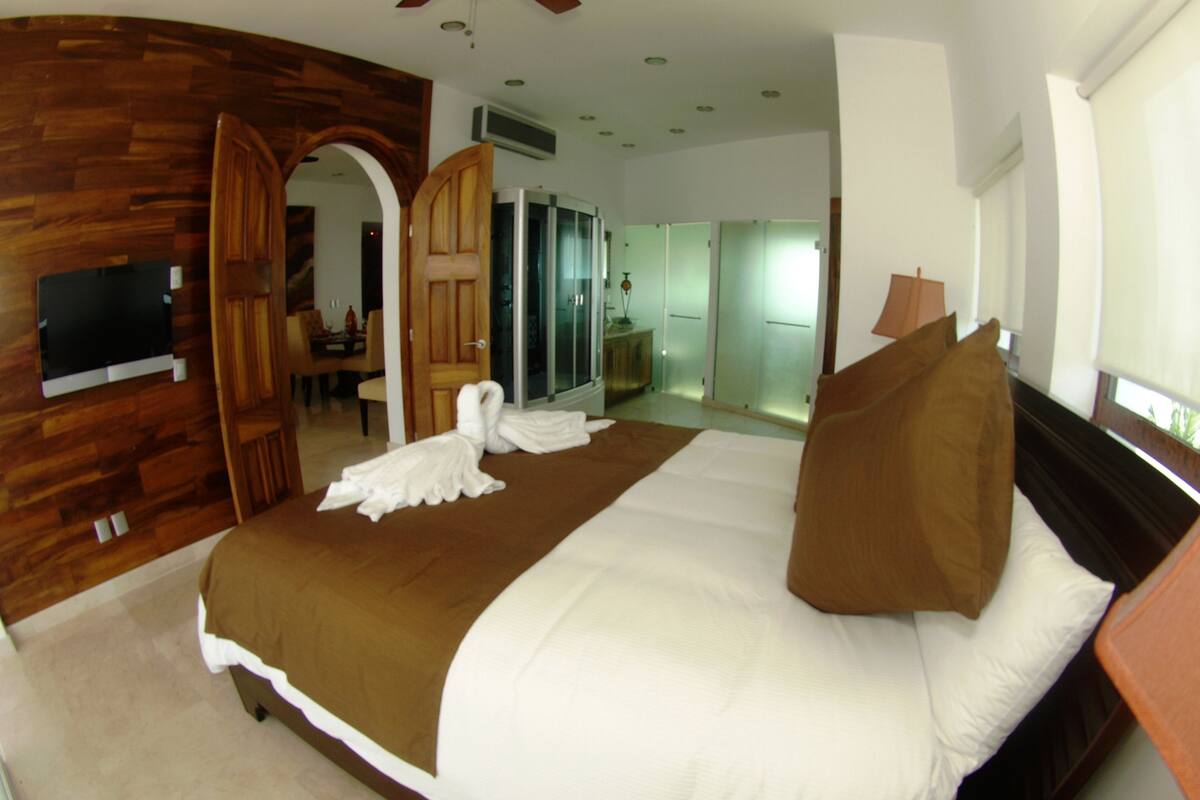 Premium bedding, minibar, iron/ironing board (on request), free WiFi