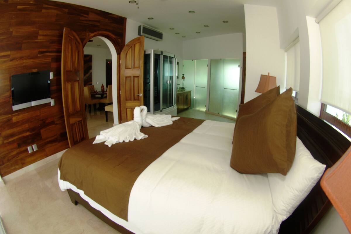 suite, 1 bedroom | 1 bedroom, premium bedding, minibar, iron/ironing board
