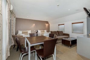 Suite superior | Zona de estar | Televisión LCD de 40 pulgadas con canales por cable, una televisión