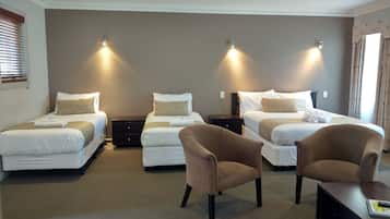 Suíte família | 2 quartos, roupas de cama premium, frigobar, cortinas blackout