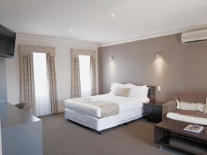 Deluxa Spa Suite - Seymours on Lydiard (Soldiers Hill)