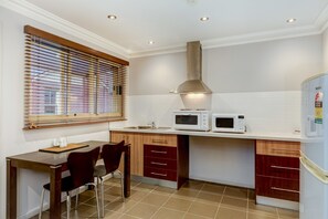 Villa | Cocina básica privada | Frigorífico, microondas, horno y placa de cocina