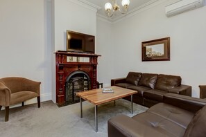 Four Bedroom House | Living room - Seymours on Lydiard (Soldiers Hill)