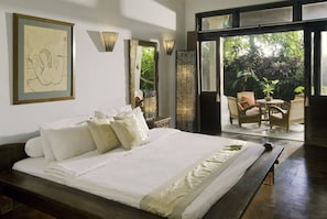 Vila, 5 quartos, piscina particular | Frigobar, cofres nos quartos, individualmente mobiliados, escrivaninha