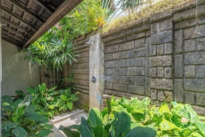 Vila, 3 quartos, piscina particular | Banheiro | Produtos de toalete grátis, secador de cabelo (mediante solicitação)