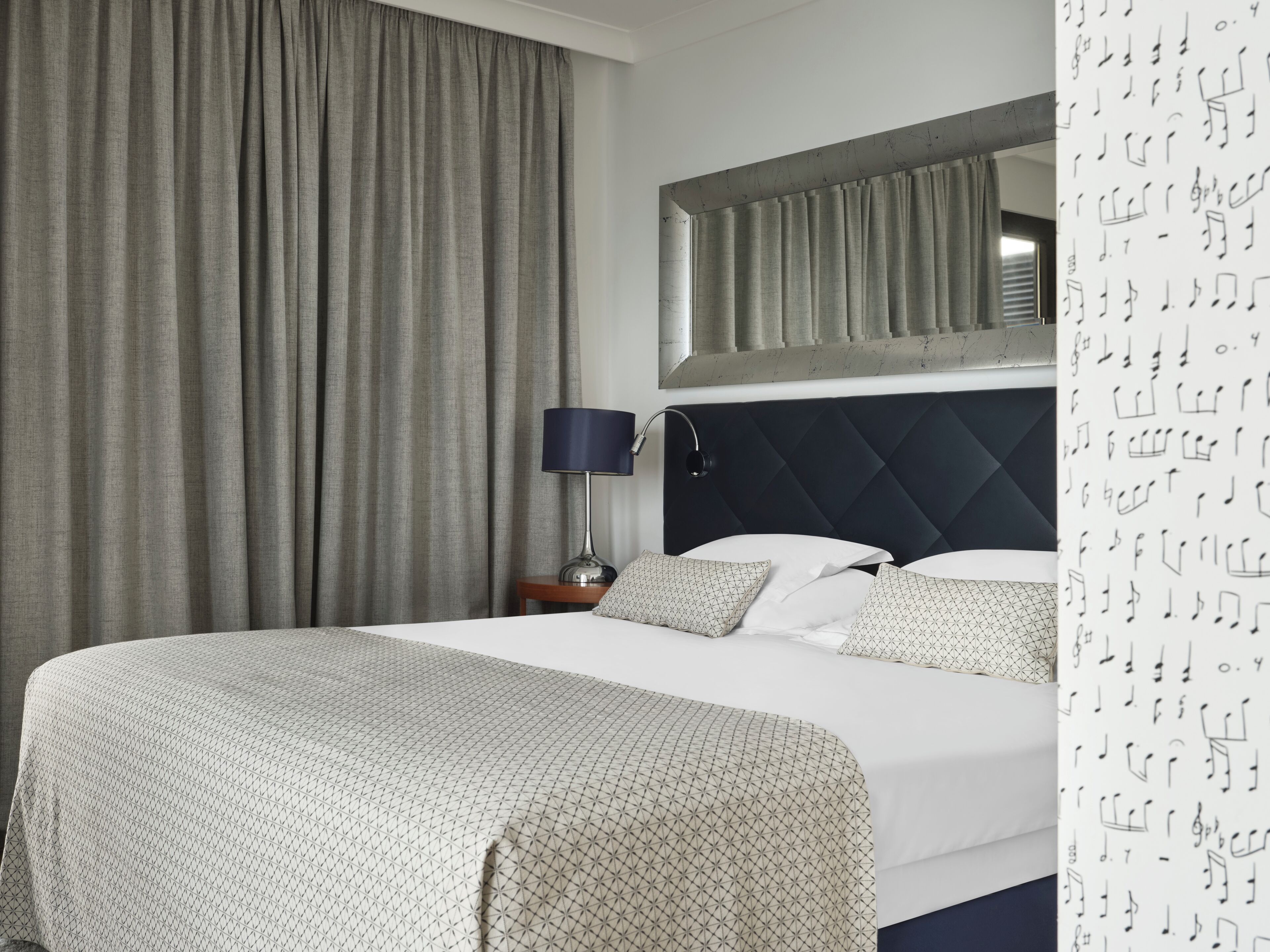 Kahden hengen deluxe-huone (yksi tai kaksi sänkyä), näköala puutarhaan | Minibaari, tallelokero huoneessa, työpöytä, vauvansängyt