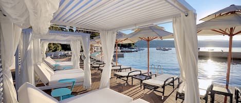 Playa privada, camastros, sombrillas y toallas de playa