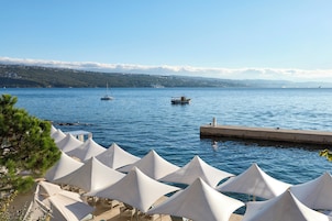 Playa privada, tumbonas, sombrillas y toallas de playa