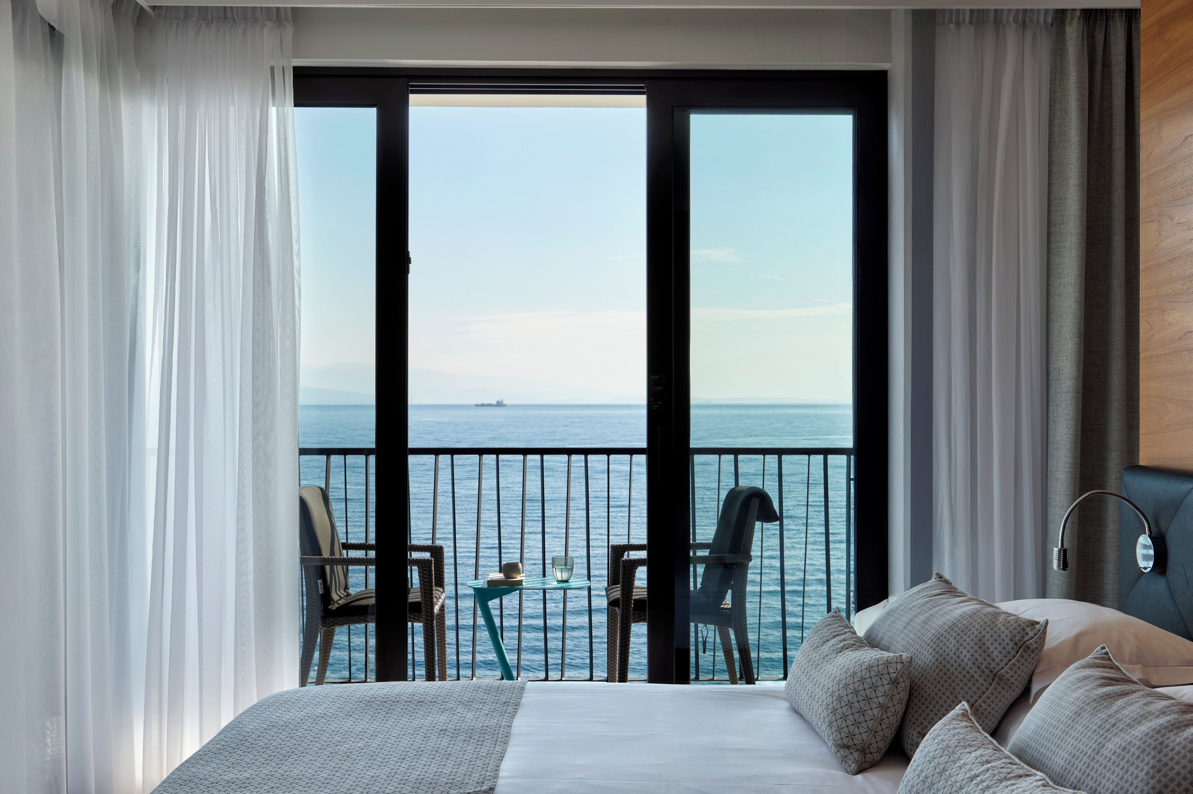 Suite Sea View and Balcony | Minibar, caja fuerte, escritorio y cunas (de pago)