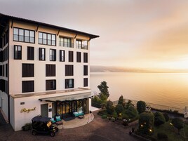 Fachada de la propiedad por la tarde o noche