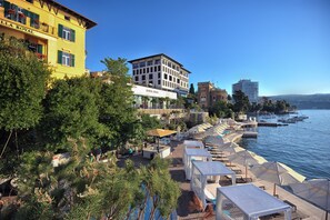 Private beach, sun loungers, beach umbrellas, beach towels - Amadria Park Hotel Royal (Opatija)