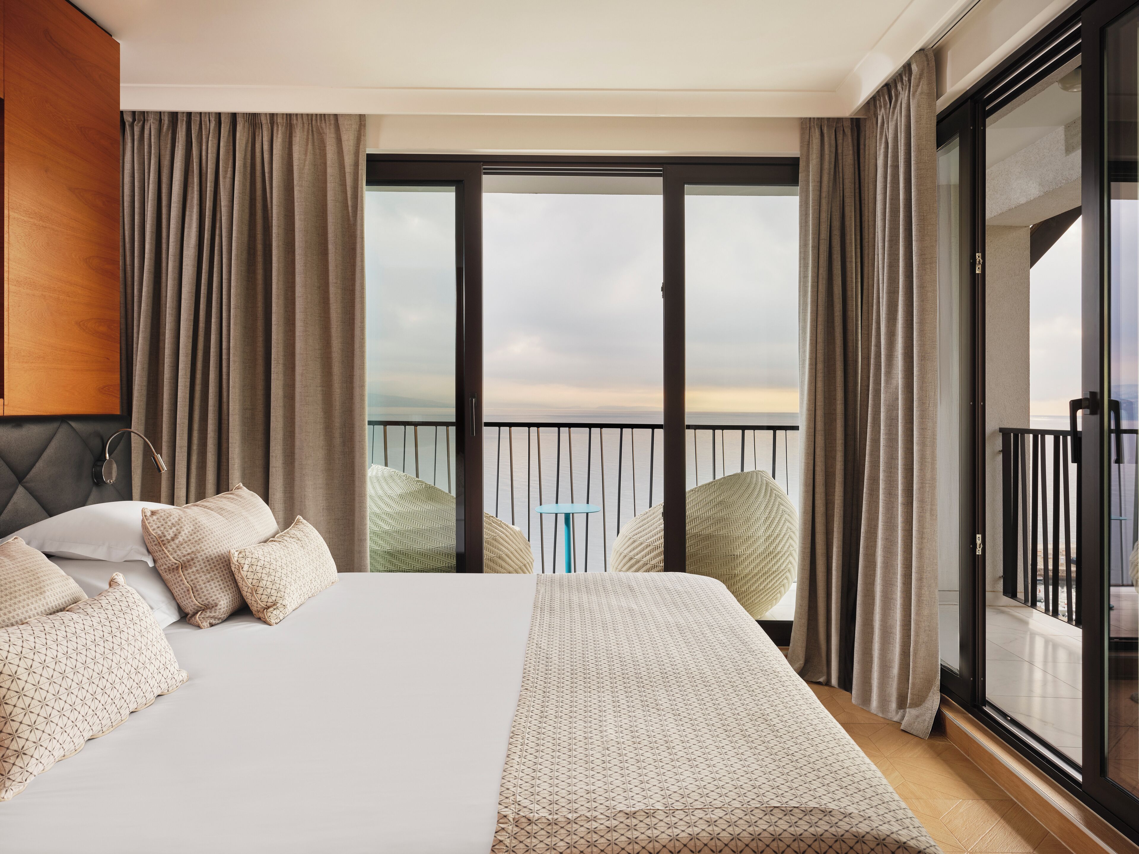 Suite Sea View and Balcony | Minibar, in-room safe, desk, cribs/infant beds