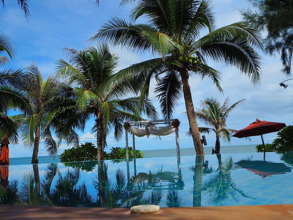 Seasonal outdoor pool, pool umbrellas, sun loungers - iL Mare Resort (Pranburi)