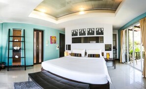 Ropa de cama de alta calidad y caja de seguridad en la habitación 