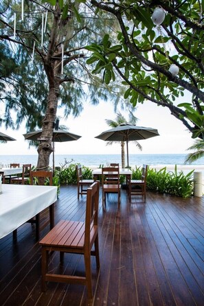 Breakfast, lunch, dinner served; Thai cuisine, beach views  - iL Mare Resort (Pranburi)