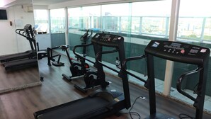 A gym with treadmills, elliptical machines, and weight equipment. - Único Apart Hotel (Feira de Santana)