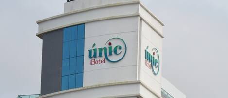 Un edificio de hotel con un letrero que dice