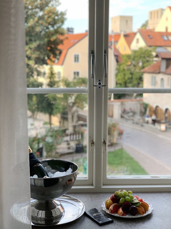 A window with a bowl of fruit and a plate of fruit on the windowsill. - Kalk Hotel (Visby)