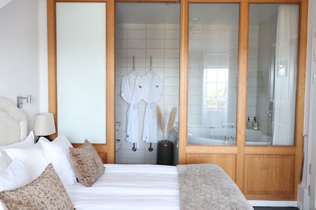 Junior Suite | 1 bedroom, minibar, in-room safe, individually decorated