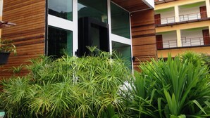 A modern building with large windows and a balcony. - Keeree Ele Resort (Ko Chang)