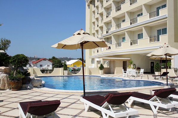 Outdoor pool, pool umbrellas, sun loungers