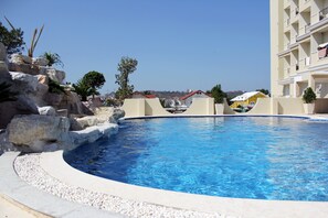 Outdoor pool, pool umbrellas, pool loungers - LK Crystal Place (Pattaya)