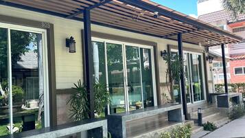 Deluxe Swimming Pool | Área de sala de estar | Smart TV