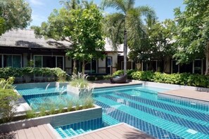 Deluxe Swimming Pool | Living area | Smart TV - Nirundorn Resort (Cha-am)