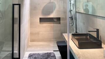 Suite, Hot Tub, Sea View | Bathroom | Shower, free toiletries, hair dryer, towels