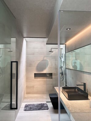 Suite, Hot Tub, Sea View | Bathroom | Shower, free toiletries, hair dryer, towels - Nirundorn Resort (Cha-am)