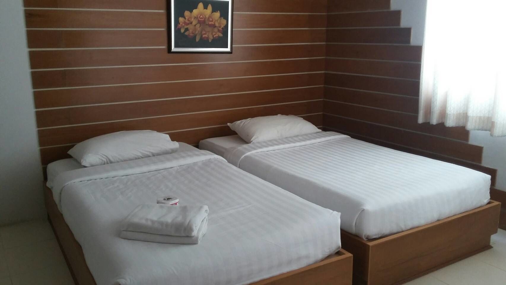 desk, rollaway beds, free wifi, bed sheets