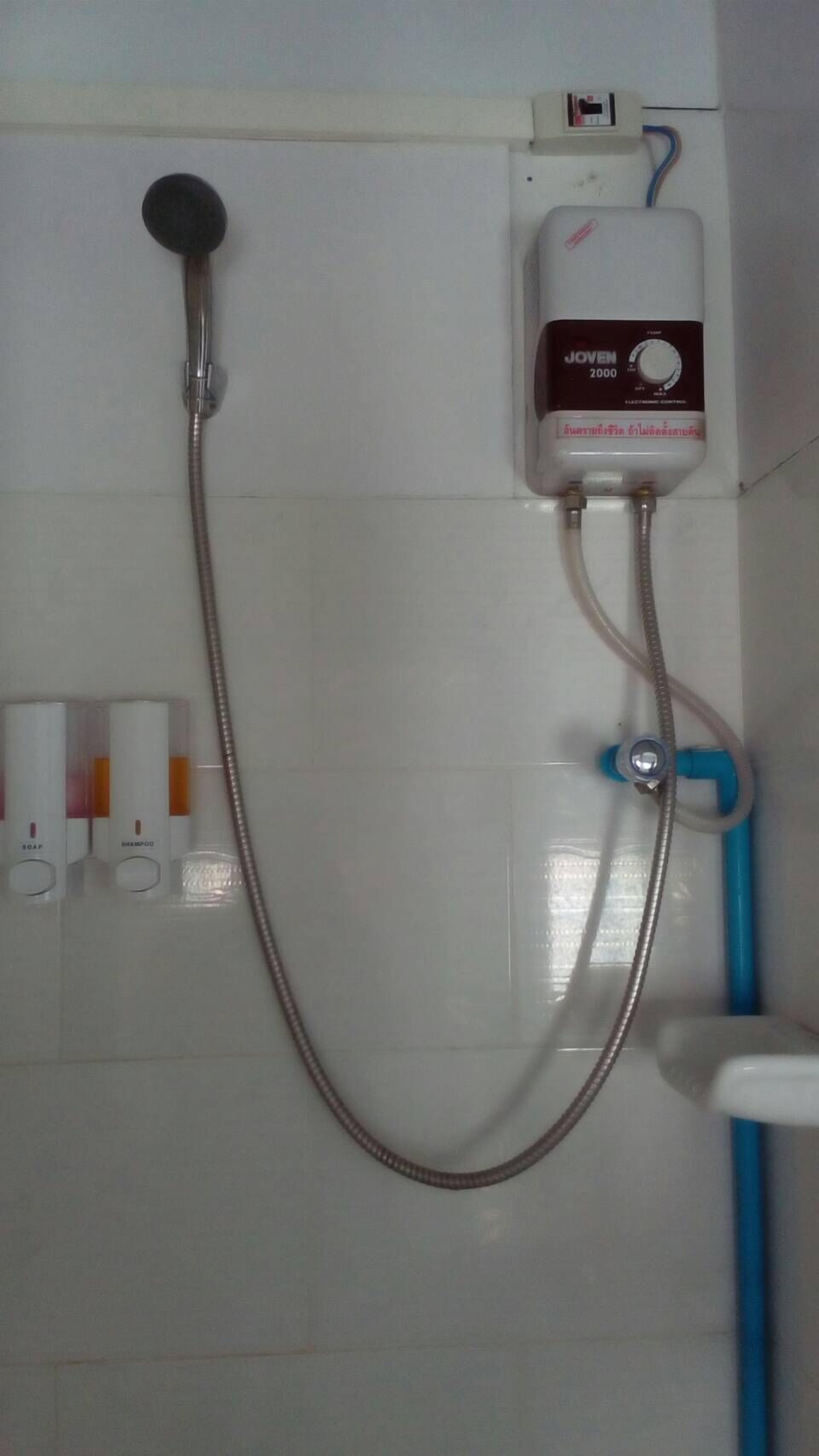 standard room | bathroom | shower, free toiletries, towels