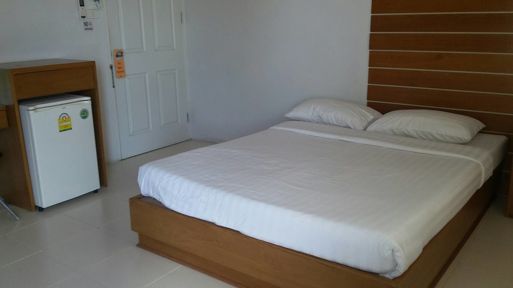 desk, rollaway beds, free wifi, bed sheets