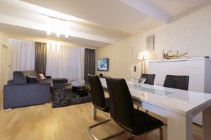 Apartamento, 1 quarto | Sala de estar | TV de tela plana